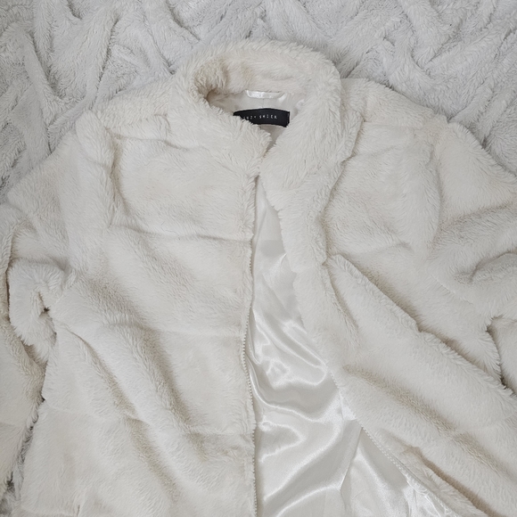 Plush Quilted Jacket from Suzy Shier Cream colour, size Medium - Picture 6 of 6